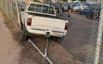 Folião supostamente embriagado bate em grade do Detran e é levado à Delegacia
