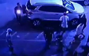 Jovens correm atrás de adolescente com pedaços de pau