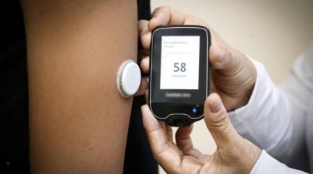 Diabetes: GDF investe R$ 7,2 mi em sensores que dispensam picada no dedo para pacientes do SUS