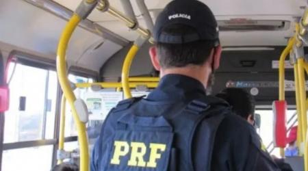 Passageiros denunciam homem por ter passado a mão em jovem dentro de ônibus