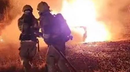 Bombeiros são chamados para apagar incêndio e encontram corpo dentro de veículo