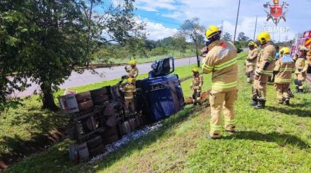 Caminhão tomba no canteiro central da DF-290, derruba poste e mobiliza Bombeiros