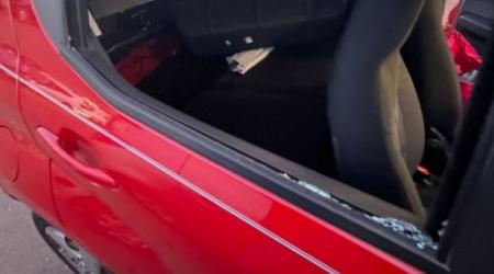 Moradora deixa veículo na Estação do BRT e o encontra com vidro quebrado e sem estepe