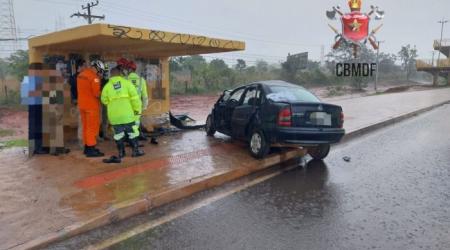 Uma pessoa morre após carro bater em parada de ônibus no DF