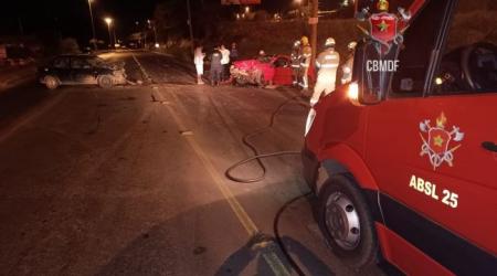 Batida frontal entre dois carros deixa quatro pessoas feridas, no Gama