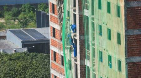 Operário fica pendurado em prédio após estrutura ceder em obra 