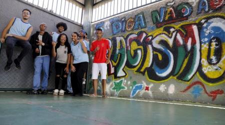 Projeto antirracista auxilia na formação de identidade de jovens negros da rede pública