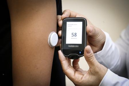 Diabetes: GDF investe R$ 7,2 mi em sensores que dispensam picada no dedo para pacientes do SUS