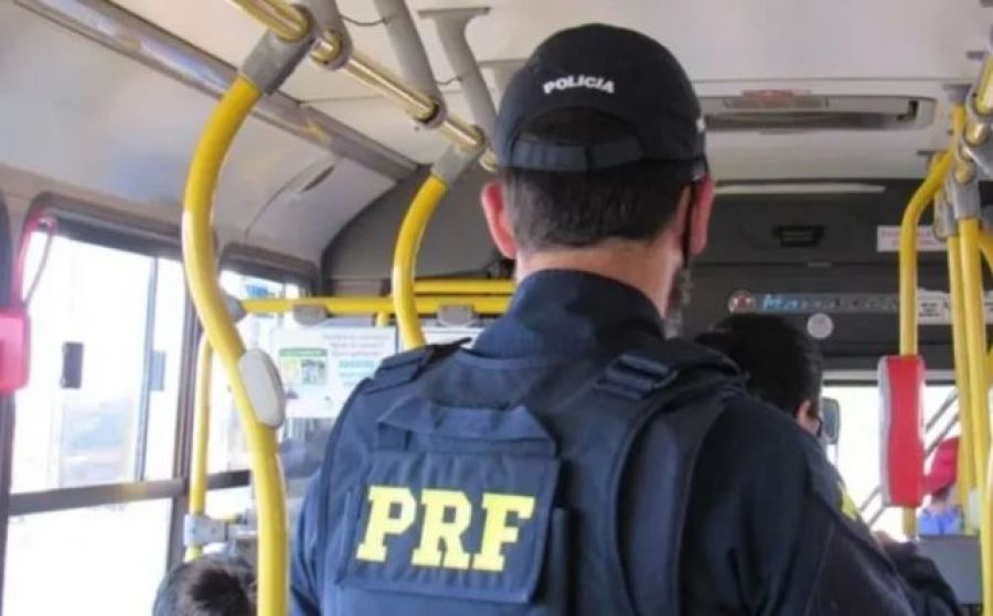 O suspeito confessou ter tocado na vítima, porém afirmou ter apenas "passado a mão" na perna dela