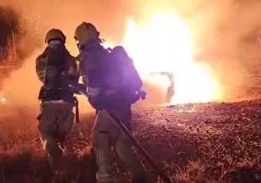 Bombeiros trabalham para debelar chamas em veículo na Ponte Alta Sul 