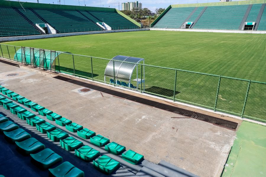 O Estádio Bezerrão já conta com novo gramado, arquibancada, pintura nova e recuperação da parte estrutural | Fotos: Paulo H. Carvalho/Agência Brasília