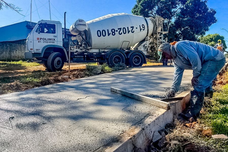 Equipes da Novacap trabalham na construção de calçadas, meios-fios e pavimentação de vias no Engenho das Lajes, na região rural do Gama. Foto: Divulgação/Administração Regional do Gama