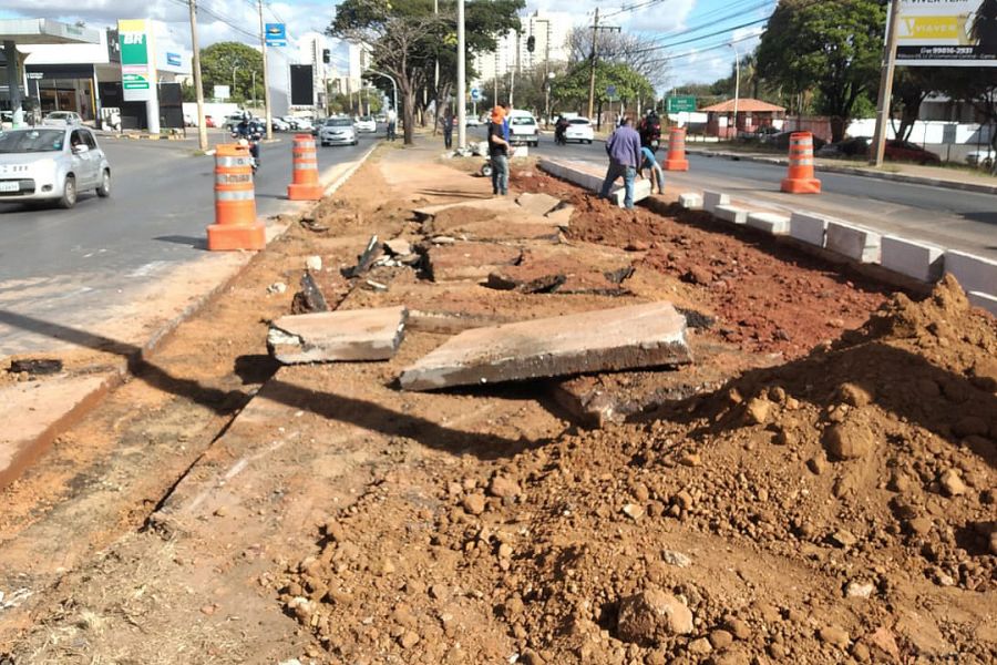 Após a retirada do asfalto em dois retornos na Avenida Principal do Gama, estão sendo implantados novos meios-fios | Fotos: Divulgação/GDF Presente