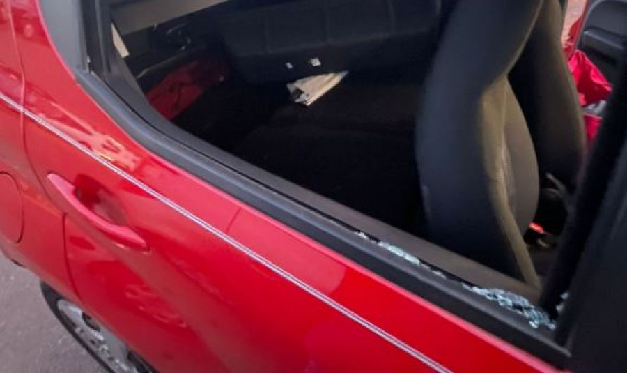 Veículo Fiat Mobi com vídros quebrados no estacionamento do BRT/Gama