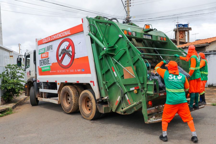 A frota de caminhões compactadores do SLU, composta por 187 veículos, circula pela cidade com mensagens da campanha | Foto: Paulo H. Carvalho/Agência Brasília