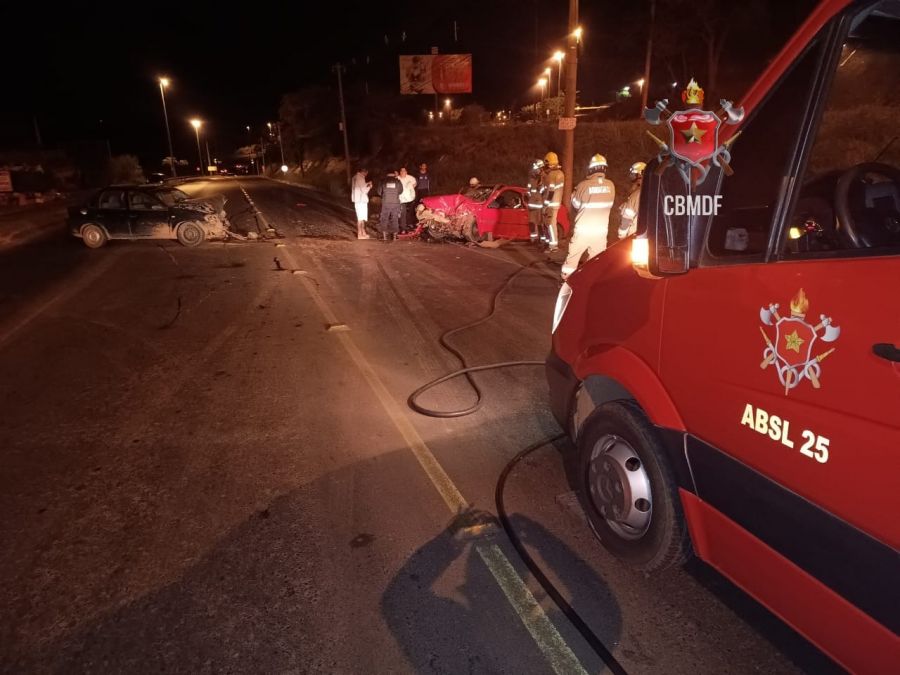 Dois carros batem de frente e deixam quatro pessoas feridas, no DF — Foto: CBMDF/Divulgação