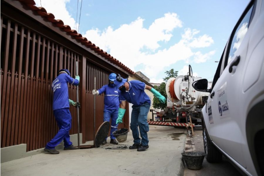 Mais de 31 mil operações de desobstrução de túneis e galerias de esgoto foram realizadas entre janeiro e agosto deste ano| Foto: Divulgação/Caesb